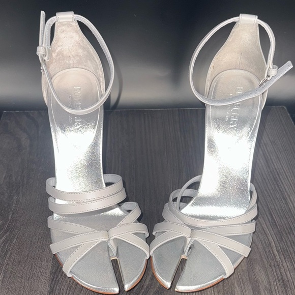 💰⬇️ BURBERRY
Grey Leather Split toe-Thong Heel US 7 - Picture 5 of 11